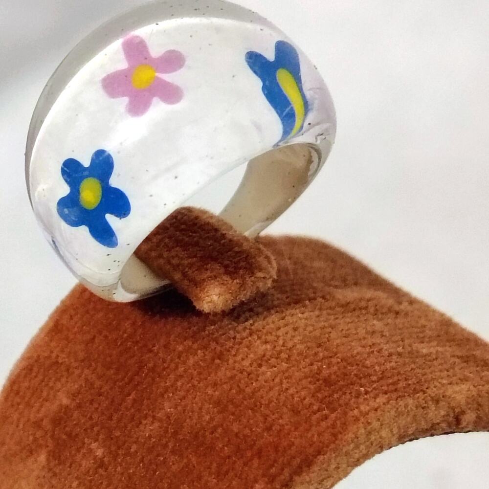 Vintage Acrylic Ring White Pink Blue Floral Colorful Sizes 7.5 Groovy 70s Chunky